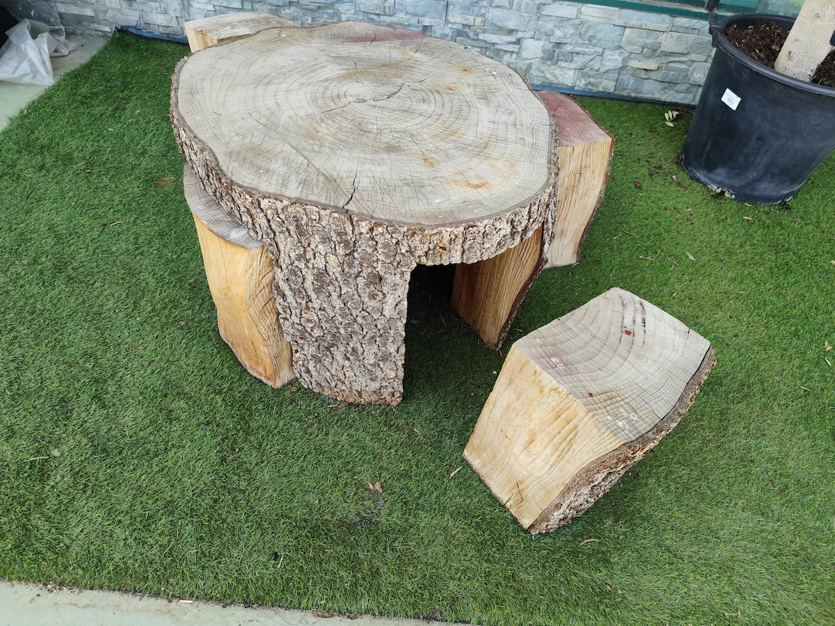 Mesa y sillas para el jardín